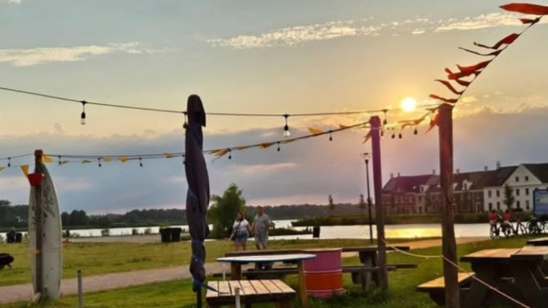Kajakken op het Oldambtmeer & een hapje, drankje, ijsje op ons terras – Strand Zuid, Blauwestad — Natuur in de Wadden