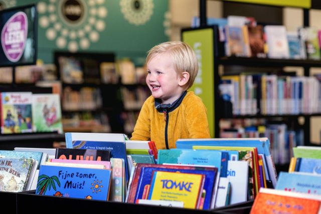 Voorleespret in de bibliotheek — familie-kids in de Wadden