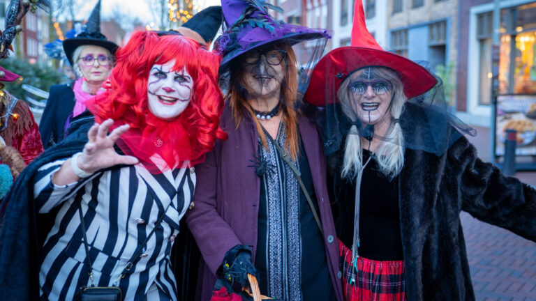 Halloweenmarkt in binnenstad Den Helder — muziek in de Wadden